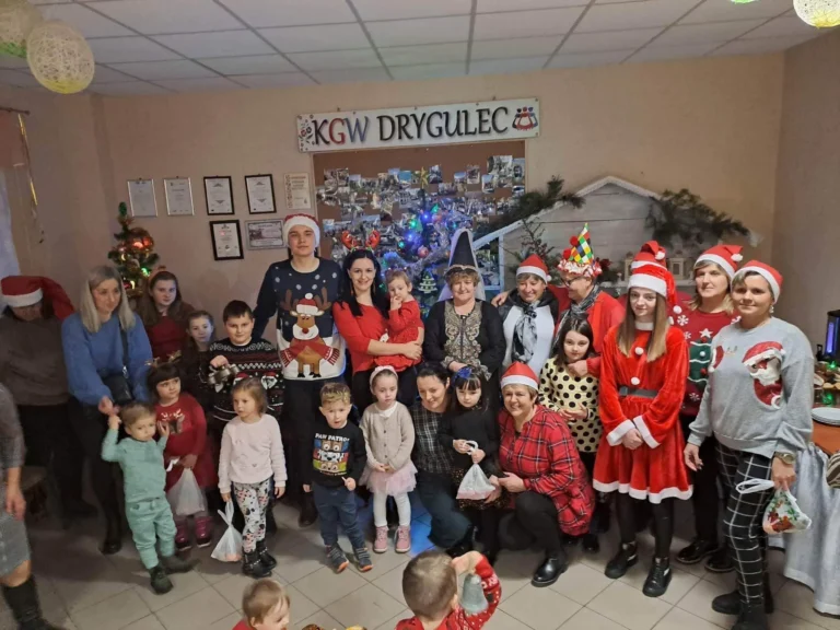 Fundacja Polemika angażowała się w tworzenie paczek mikołajkowych dla dzieci z terenu powiatu opatowskiego